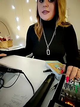 Juicy PeachLux online show from 03.12.25