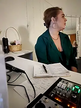 Juicy PeachLux online show from 03.16.25