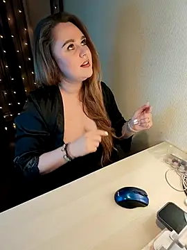 Juicy PeachLux online show from 12.04.25