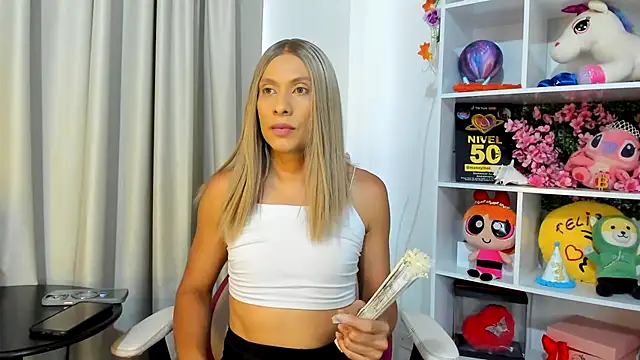Snapshot of davinaclaire chatting on 07.19.26 davinaclaire online show from 07.19.26