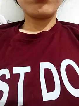 Snapshot of saraaxx1 chatting on 11.19.25 saraaxx1 online show from 11.19.25