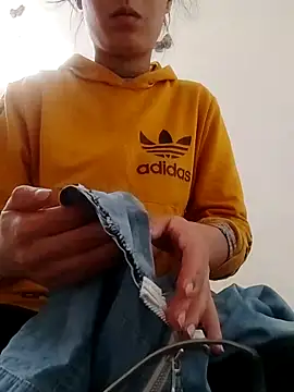 Snapshot of saraaxx1 chatting on 11.21.25 saraaxx1 online show from 11.21.25