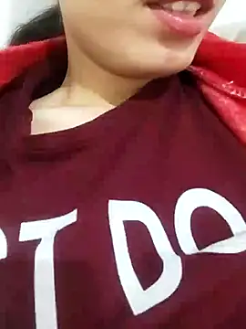 Snapshot of saraaxx1 chatting on 11.25.25 saraaxx1 online show from 11.25.25