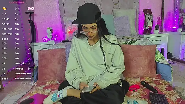 Snapshot of verodaza chatting on 10.18.25 verodaza online show from 10.18.25