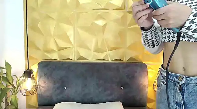 Small Hot19 online show from 03.20.25