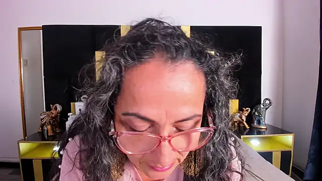 Snapshot of AlessandraLeroy chatting on 03.08.25 AlessandraLeroy online show from 03.08.25