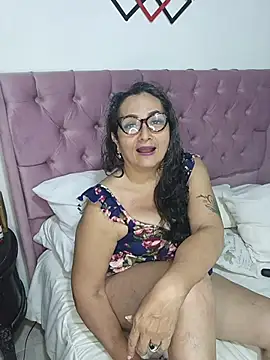 Snapshot of AlessandraLeroy chatting on 10.30.25 AlessandraLeroy online show from 10.30.25