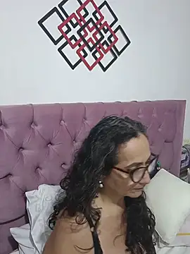 Snapshot of AlessandraLeroy chatting on 10.31.25 AlessandraLeroy online show from 10.31.25