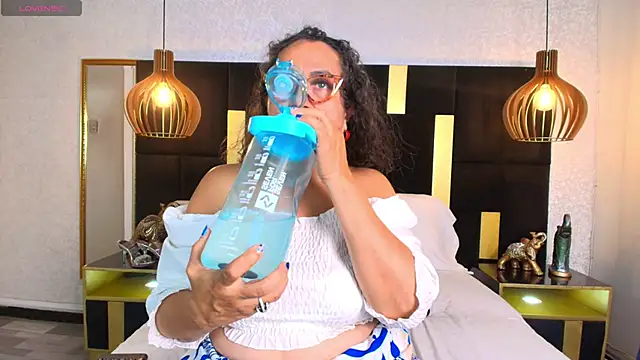 Snapshot of AlessandraLeroy chatting on 11.08.25 AlessandraLeroy online show from 11.08.25