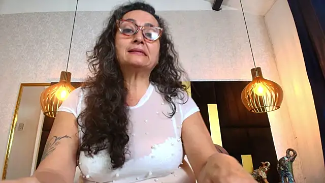 Snapshot of AlessandraLeroy chatting on 11.11.25 AlessandraLeroy online show from 11.11.25