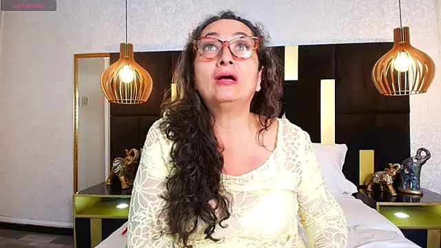 Snapshot of AlessandraLeroy chatting on 11.21.25 AlessandraLeroy online show from 11.21.25