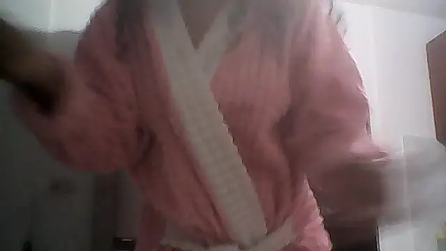 Snapshot of Paula6Colombia chatting on 12.21.25 Paula6Colombia online show from 12.21.25