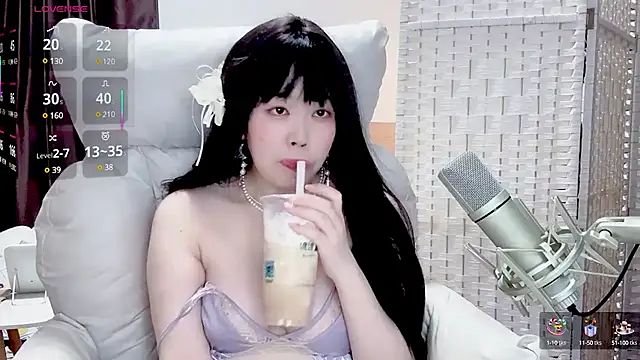 Snapshot of Cocobee chatting on 03.14.25 Cocobee online show from 03.14.25