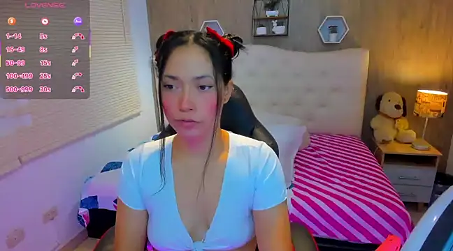 Snapshot of _LiilyWong chatting on 03.19.25 LiilyWong online show from 03.19.25