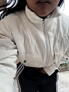 Snapshot of bella_warzon chatting on 10.05.25 bella warzon online show from 10.05.25