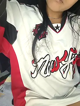 Snapshot of bella_warzon chatting on 10.18.25 bella warzon online show from 10.18.25