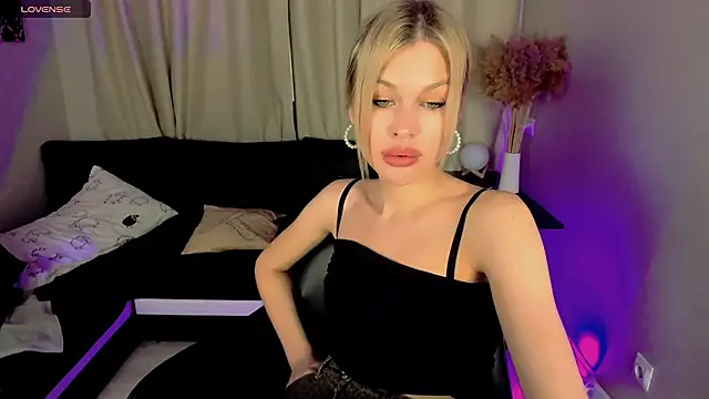 Snapshot of Melissa_Rood chatting on 03.11.25 Melissa Rood online show from 03.11.25