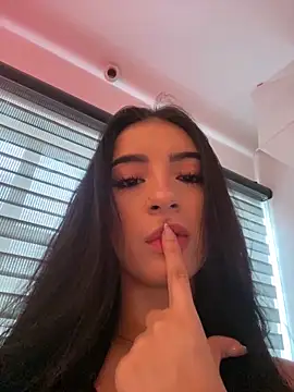 Snapshot of MagieeThomson chatting on 11.05.25 MagieeThomson online show from 11.05.25