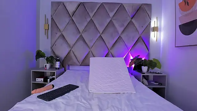 lucianasmith  online show from 03.10.25