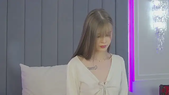 Snapshot of BellaSecrett chatting on 03.18.25 BellaSecrett online show from 03.18.25