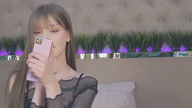 Snapshot of BellaSecrett chatting on 03.20.25 BellaSecrett online show from 03.20.25