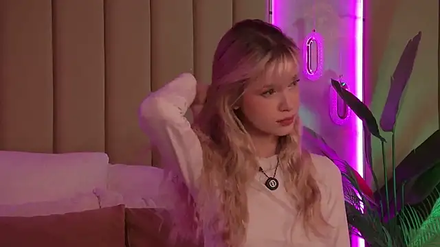 Snapshot of BellaSecrett chatting on 11.26.25 BellaSecrett online show from 11.26.25