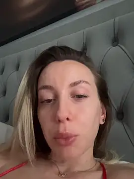 Snapshot of AlexisWhit chatting on 10.23.25 AlexisWhit online show from 10.23.25