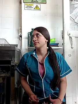 Snapshot of HOLY_DOLL chatting on 10.18.25 HOLY DOLL online show from 10.18.25