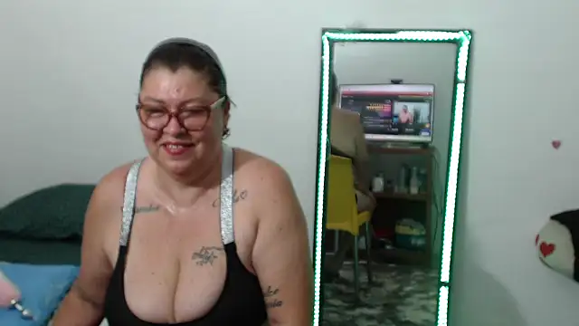 Snapshot of Olgahunder chatting on 04.30.26 Olgahunder online show from 04.30.26