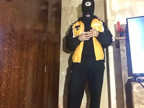 Snapshot of HairyCubBttmboy chatting on 10.06.25 HairyCubBttmboy online show from 10.06.25