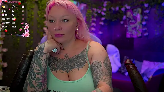 Snapshot of BlackedBarbie chatting on 10.04.25 BlackedBarbie online show from 10.04.25