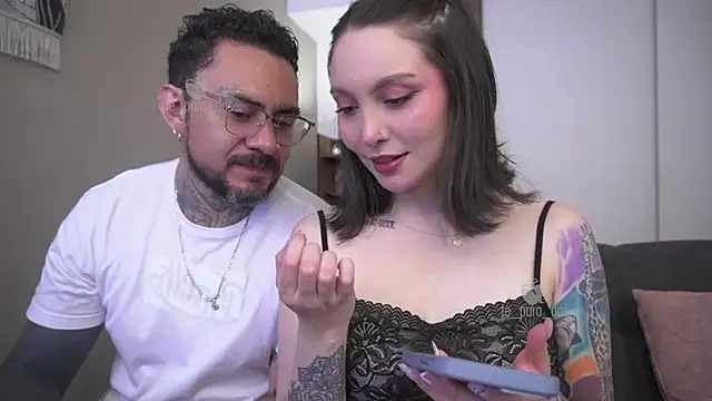 Snapshot of Te_para_2 chatting on 11.25.25 Te para 2 online show from 11.25.25