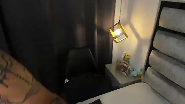 Snapshot of valery_and_Dani_ chatting on 11.22.25 valery and Dani online show from 11.22.25