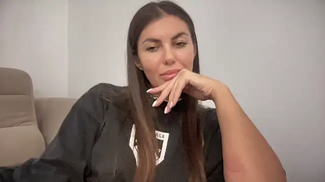 Snapshot of AngelinaMeov chatting on 11.04.25 AngelinaMeov online show from 11.04.25