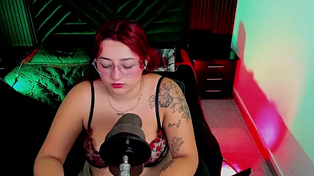 Snapshot of airamclair chatting on 11.25.25 airamclair online show from 11.25.25