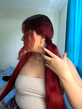 Snapshot of Ivelleee_ chatting on 09.18.25 Ivelleee online show from 09.18.25