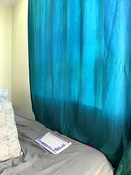 Snapshot of Ivelleee_ chatting on 10.28.25 Ivelleee online show from 10.28.25