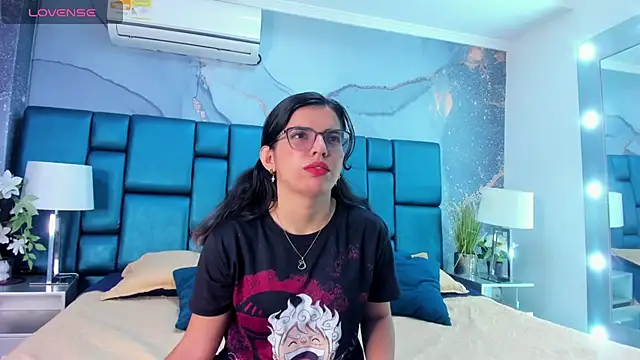 Snapshot of JulietSofia chatting on 03.22.25 JulietSofia online show from 03.22.25