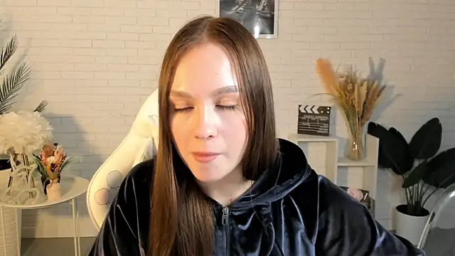 Snapshot of LoisCubitt chatting on 03.13.25 LoisCubitt online show from 03.13.25