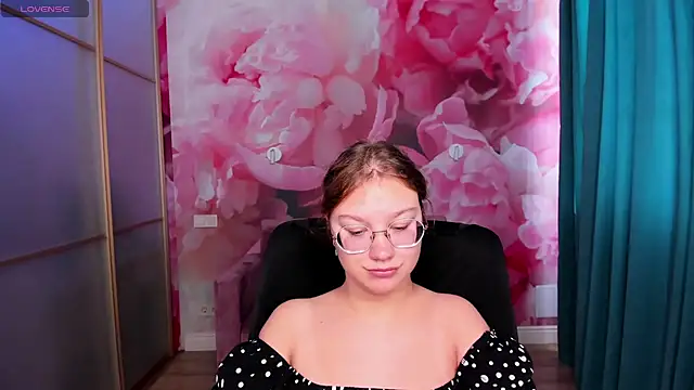 AngelinaLow online show from 10.05.25