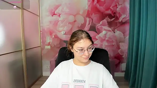 AngelinaLow online show from 10.27.25