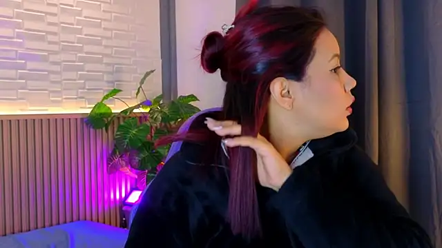 TiffanyWalk online show from 11.13.25