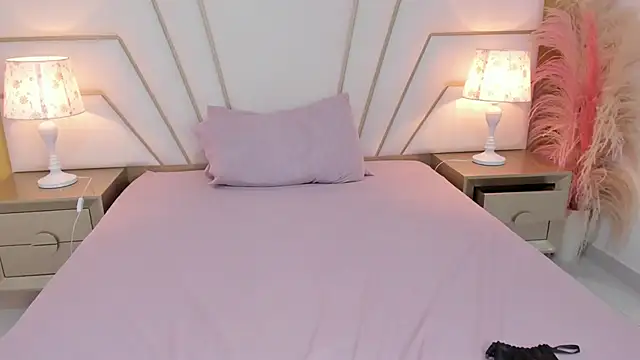 Snapshot of Amara_Sinclair chatting on 03.19.25 Amara Sinclair online show from 03.19.25