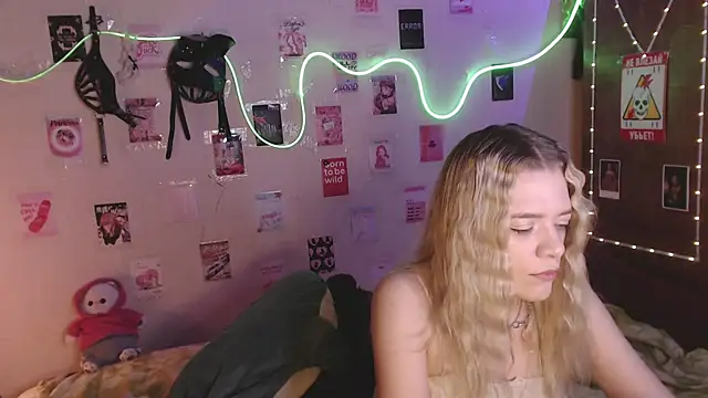 Snapshot of Your_Horny_Friends chatting on 11.01.25 Your Horny Friends online show from 11.01.25