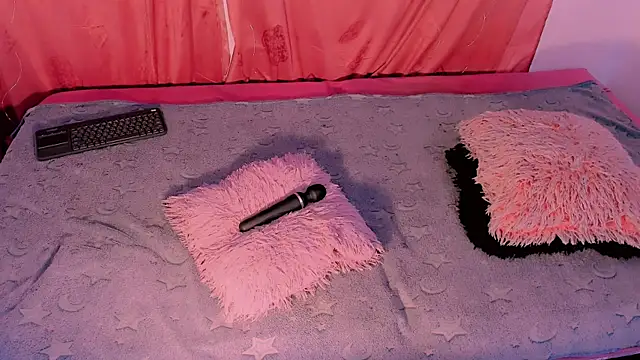 Snapshot of Mariana-ofc chatting on 11.15.25 Mariana-ofc online show from 11.15.25