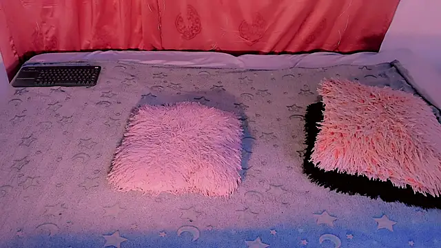 Snapshot of Mariana-ofc chatting on 11.28.25 Mariana-ofc online show from 11.28.25