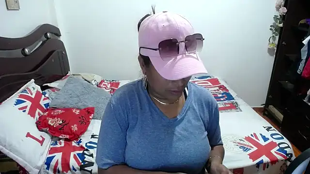 Snapshot of Tu-Reina chatting on 10.26.25 Tu-Reina online show from 10.26.25