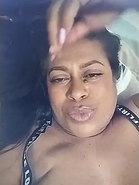 Snapshot of Tu-Reina chatting on 11.19.25 Tu-Reina online show from 11.19.25