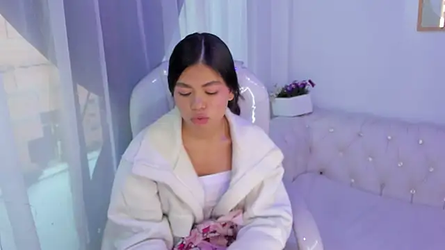 Pretty Johnson  online show from 11.23.25