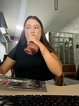 Snapshot of sophikinley chatting on 11.24.25 sophikinley online show from 11.24.25